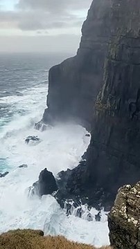 Tornade le long d'une falaise en pleine tempête au bord de la mer !