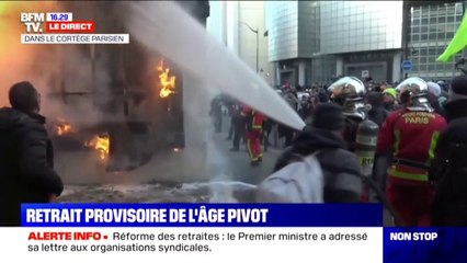 Manifestation: un panneau publicitaire incendié menaçait des habitations à Paris