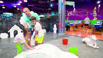 Катя и Макс играют в конфетных сладостях на реальной детской площадке