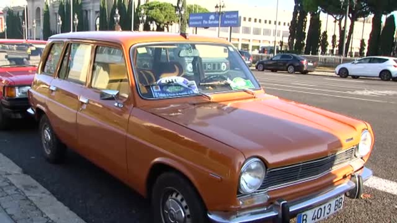 Desfile de coches antiguos en Barcelona contra la normativa anticontaminación