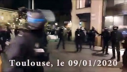Un CRS fait un croche-pied à une gréviste... Chute douloureuse