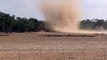 Une tornade de sable se déclenche juste en face des feux de foret en Australie