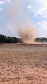 Une tornade de sable se déclenche juste en face des feux de foret en Australie