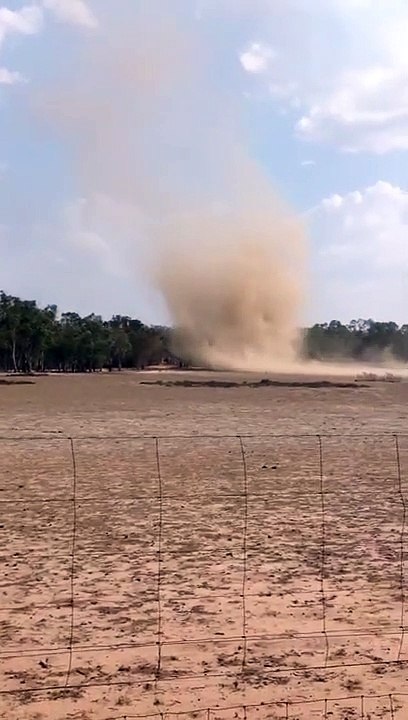Une tornade de sable se déclenche juste en face des feux de foret en Australie