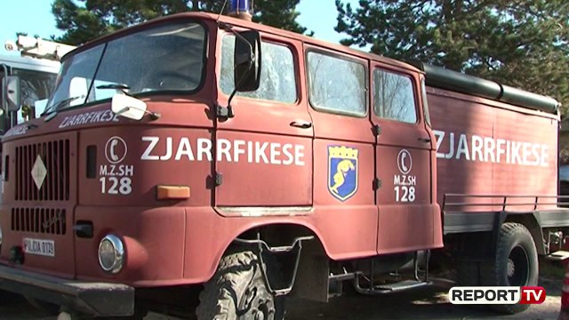 Lagështirë, mure të plasaritura e uniforma të vjetra... ‘Heronjtë e zjarrit’ të Pogradecit