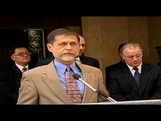 Limpreht i dorëzon Poçit ndihmat për policinë - (4 Prill 2000)