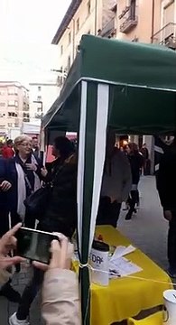 Más payasadas de los separatistas: ahora se dedican a lanzar dardos a una foto del Rey