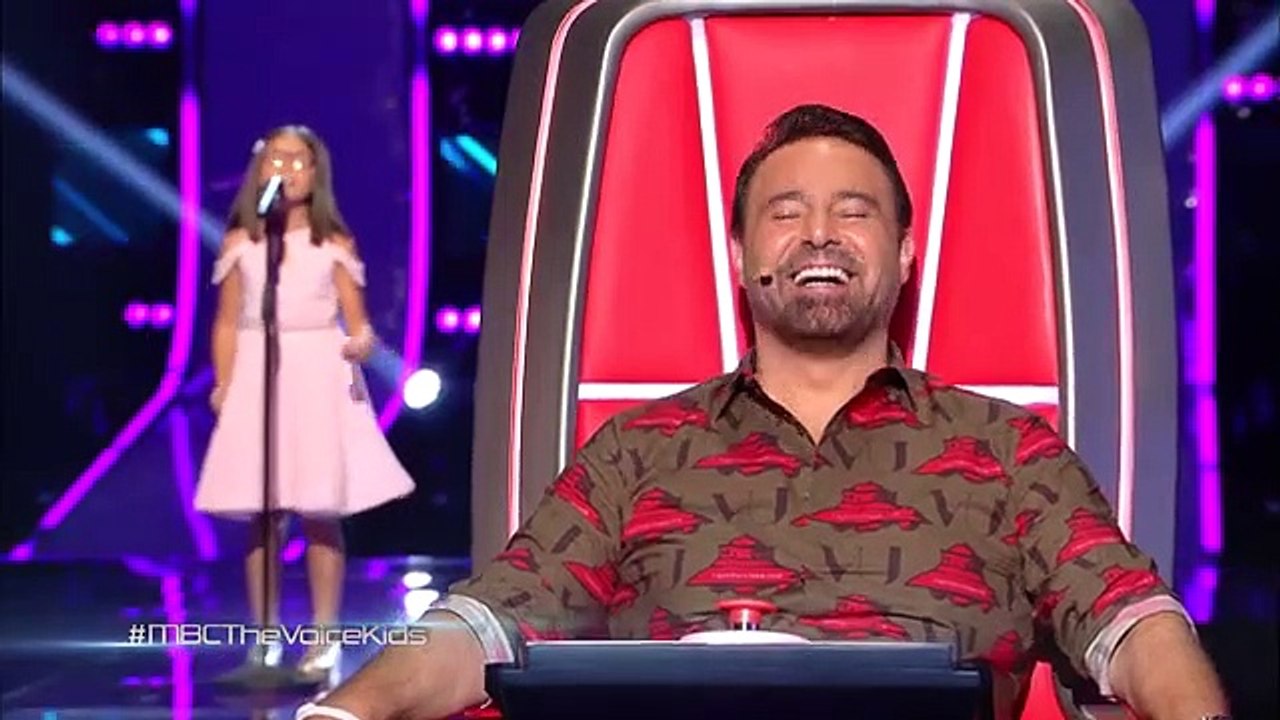 طفلة تشعل أجواء ذا فويس كيدز برد فعلها الطريف بعد التفاف الحكام لها