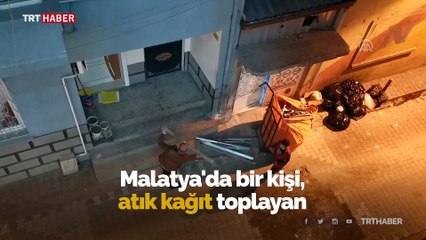 Kağıt toplayan çocuğa yardım eden vatandaş kamerada