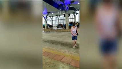 'Chove mais dentro do que fora do terminal', afirma morador