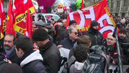 Gobierno francés retira "provisionalmente" medida más polémica de su reforma de pensiones
