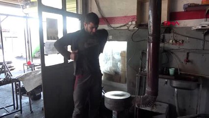 Diyarbakır sabah sanayi sitesinde, akşam spor salonunda ter döküyor