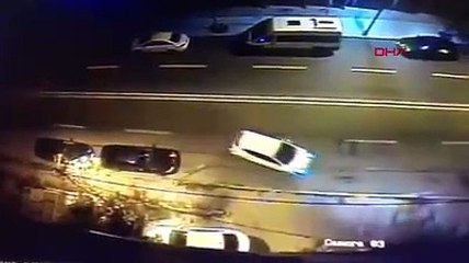4 aracın karıştığı kaza kamerada; beyaz otomobile dikkat