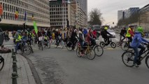 Des cyclistes vont au Salon de l'auto pour protester contre la publicité des voitures