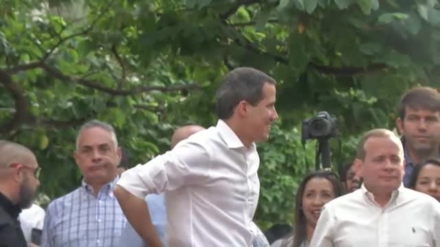 Juan Guaidó arenga a cientos de personas para abrir las puertas de Miraflores