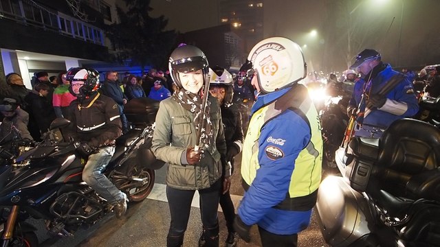 Pingüinos ilumina la noche vallisoletana con su desfile de antorchas