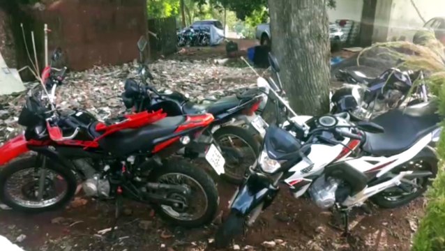 Três motos furtadas são encontradas em residência e homem é detido