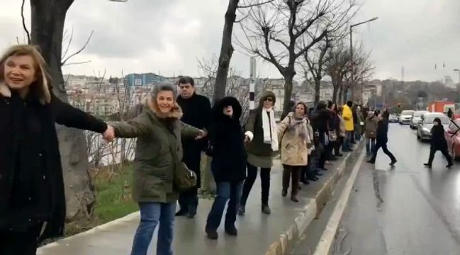 Kanal İstanbul'a tepki gösterenler el ele verip zincir oluşturdu