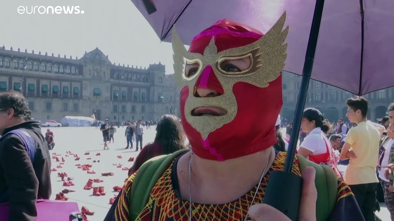 Gewalt an Frauen: Mexikanerinnen protestieren mit roten Schuhen