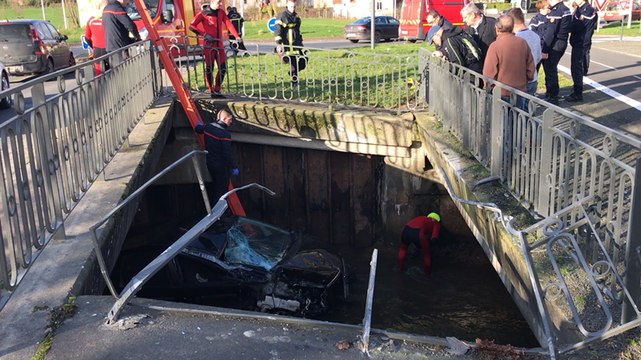Bayeux. La voiture finit sa course sous un pont dans l’eau, avec un père et son fils de 2 ans à bord