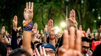 Thailand's protesters run against 'dictatorship'