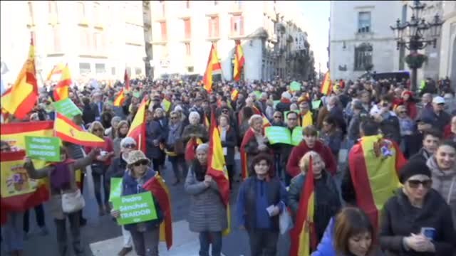 Ultraderechistas entonan el 'cara al sol' con el saludo fascista en la manifestación de Vox en Barcelona