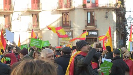 Un cordón policial separa la manifestación de Vox de los CDR en Barcelona