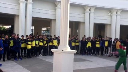 Fenerbahçeli futbolcular, eğlence merkezinde hızlı trene bindi