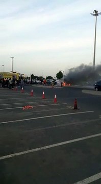 Un 4x4 prend feu devant l'aéroport Blaise Diagne