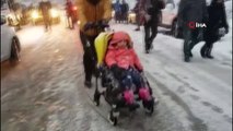 Ayder Yaylası'nda kar yağışına hazırlıksız yakalanan sürücüler zor anlar yaşadı