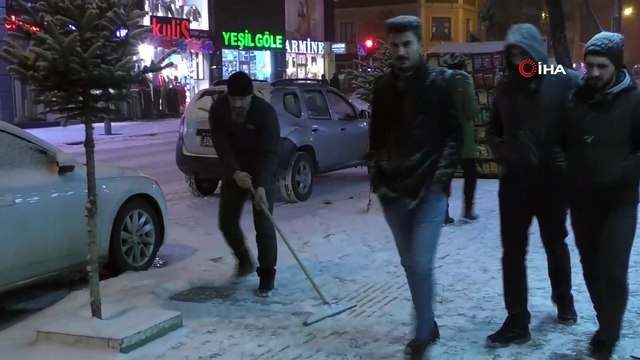 Kars’ta lapa lapa yağan kar görsel şölen oluşturdu