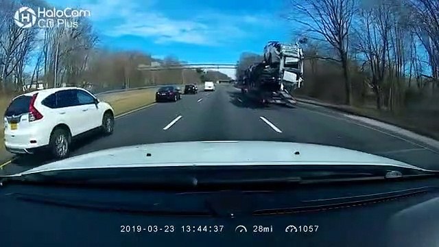 Ce conducteur de camion a oublié qu'il transportait des voitures en passant sous un pont