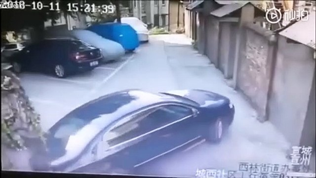 Une drôle de façon de se trouver une place dans un Parking : Pousser les autres voitures