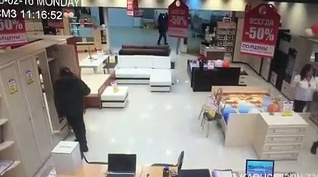 Il tente de voler un ordinateur et se rate complètement