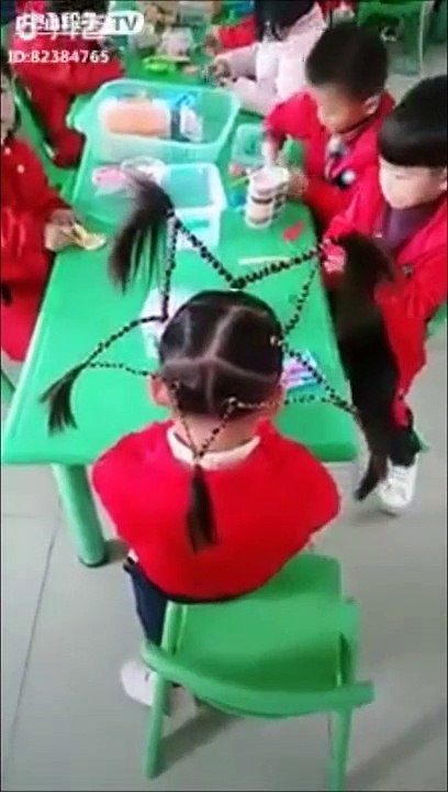 Regardez la coiffure incroyable de cette fillette