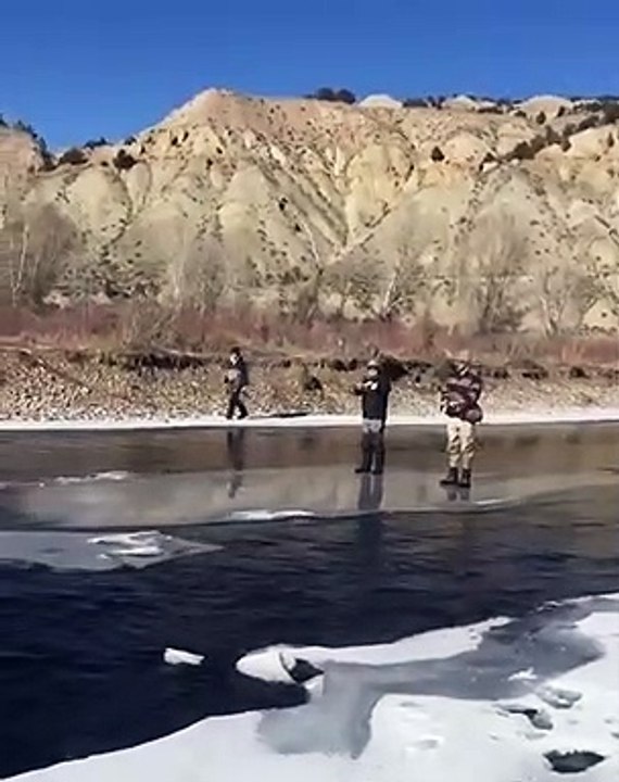 Il croise des pêcheurs qui dérivent sur un morc...