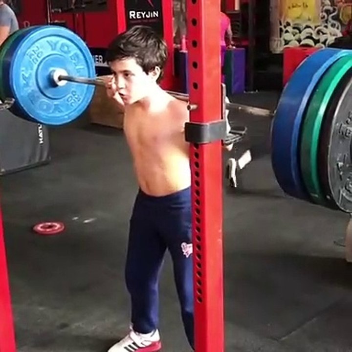 Ce jeune garçon soulève 90kgs d'haltères