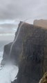 Une magnifique trombe marine apparait en bord de falaise dans les îles Féroé