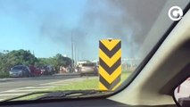 Ônibus pega fogo próximo ao pedágio da Rodosol, em Guarapari