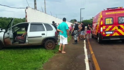 Carro bate em muro e criança fica gravemente ferida