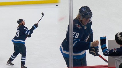 Patrik Laine shows off hands with juggling act, plays Rock, Paper, Scissors with fan