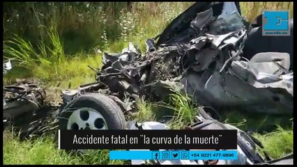 Impactante choque frontal entre un micro y un auto en la "curva de la muerte"