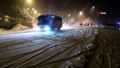 Karlı yollar kimilerine çile olurken kimilerine eğlence oldu
