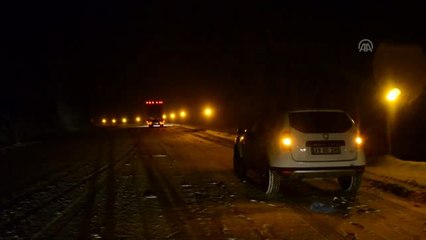 Zigana Geçidi'nde kar yağışı ulaşımı olumsuz etkiliyor
