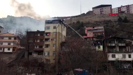 Artvin yusufeli'nde 6 katlı apartmanın çatısında yangın