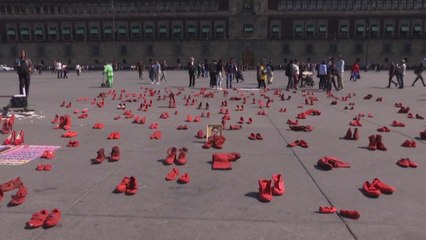 멕시코시티 광장서 성폭력 항의 '빨간 신발' 시위 / YTN