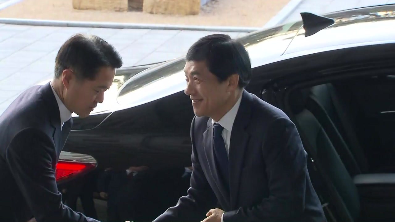 [현장영상] 이성윤 서울중앙지검장 첫 출근...입장 주목 / YTN