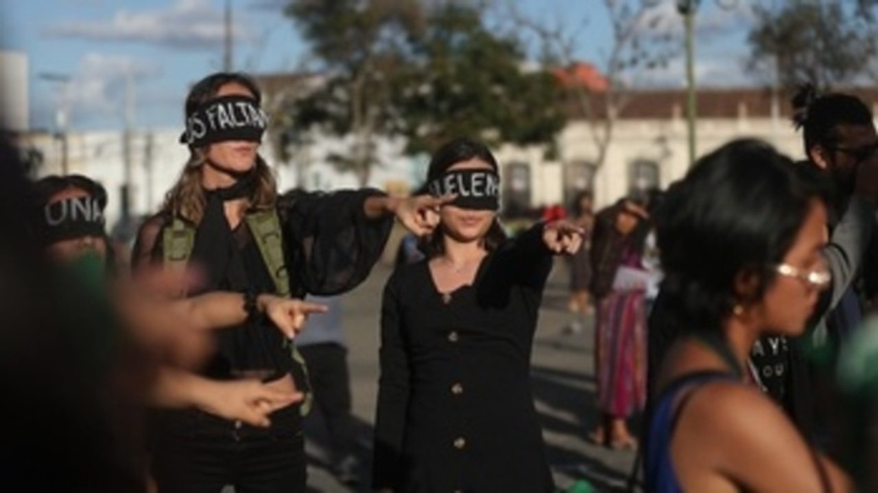 Mujeres guatemaltecas piden justicia por muerte de 41 niñas quemadas en 2017