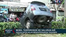 Diduga Tak Kuasai Transmisi Matic, Sebuah Mobil Terperosok di Saluran Air