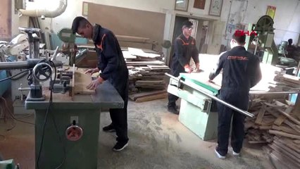Bu okulda öğrenciler hem eğitim görüyor hem para kazanıyor